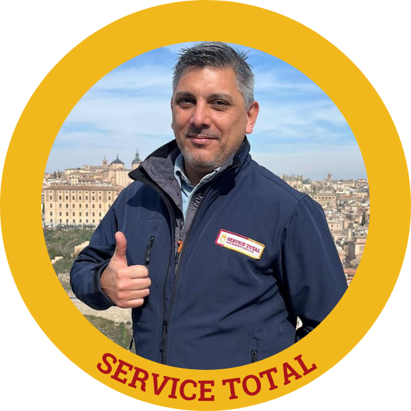 Técnico de Service Total durante un servicio